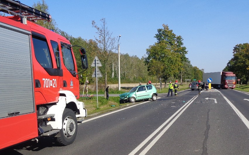 Wypadek w Ługach na drodze krajowej numer 12. Zderzyły się dwa samochody 