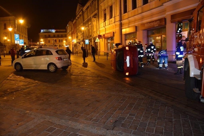 Tarnów. Skoda wpadła w poślizg na Krakowskiej i powaliła uliczną latarnię