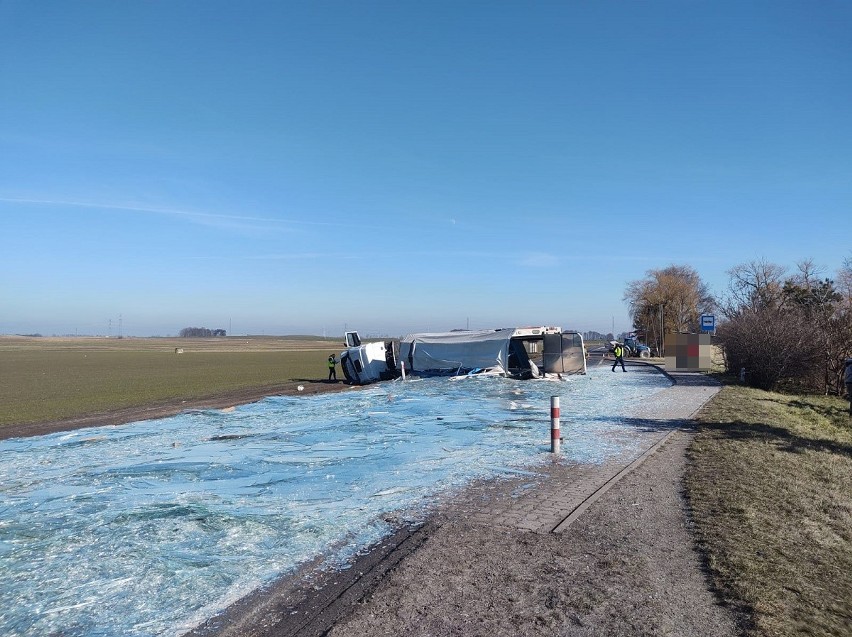 W wyniku zderzenia TIR przewrócił się, tamując przejazd...