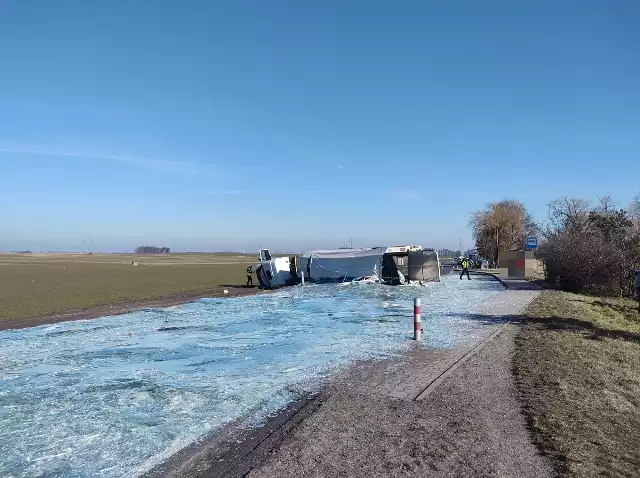 W wyniku zderzenia TIR przewrócił się, tamując przejazd krajową dziesiątką, a przewożony ładunek szkła wypadł na drogę i zablokował przejazd.