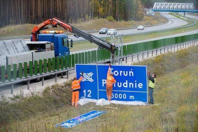 To już nie fotomontaż. Tak wyglądają znaki na autostradzie.