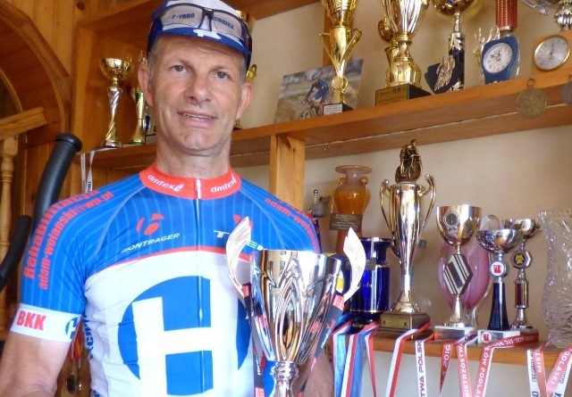To tylko część trofeów, jakie ma w swojej kolekcji Adam Wolański - pierwszy kolarz z Buska-Zdroju, który wystąpił w reprezentacji Polski na mistrzostwach świata. Przygotowuje się już do następnych.