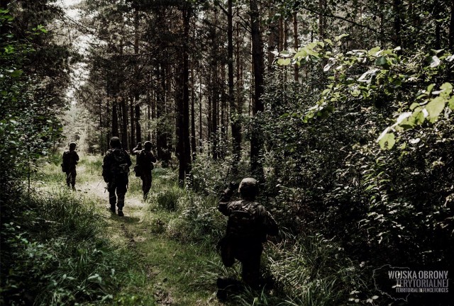 Pierwsi ochotnicy wstąpią do 8. Kujawsko-Pomorskiej Brygady Obrony Terytorialnej w Toruniu. Dostaną mundury, nauczą się podstaw posługiwania się bronią.