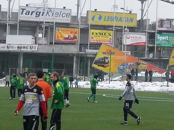 Piłkarze Siarki Tarnobrzeg zagrali w sobotę na sztucznym boisku w Kielcach.