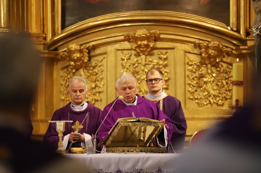 Biskupi, wielu kapłanów, rodzina i wierni na mszy żałobnej w intencji księdza Tomasza Chałupczaka w katedrze w Kielcach. Zobacz zdjęcia 