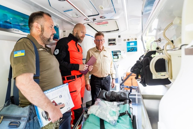 Ambulans darowany przez Wojewódzką Stacje Pogotowia Ratunkowego trafi do Charkowa. W imieniu organizacji Daruj Dobro, odebrał go żołnierz z Ukrainy, Witalij Chużniak