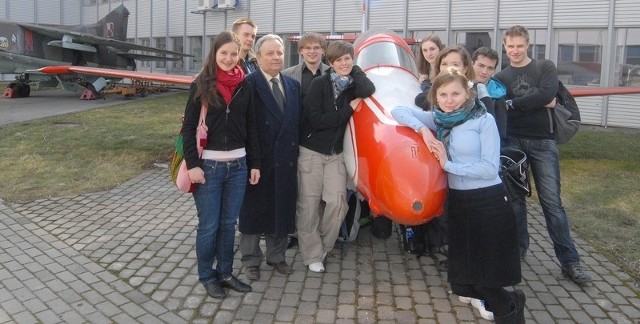 Nauka na unikatowym kierunku to dla młodych ludzi realizacja życiowych marzeń.Na zdjęciu: Piotr Hołowienko, Krzysztof Pietraszek, Maria Wantusiak, Joanna Broniewicz, prodziekan Edward Rejman, Katarzyna Wilczura, Diana Grzyb, Wioleta Zaborowska, Konrad Wodziński, Paweł Grądek.