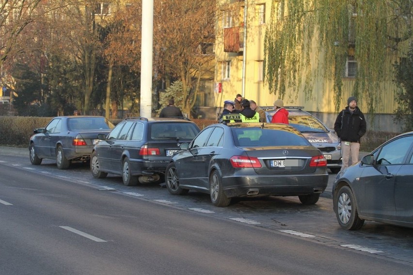 Wypadek na Wyszyńskiego. Zderzenie czterech samochodów