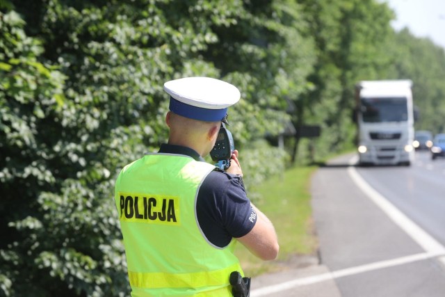 Działania na DK81 w Katowicach w kierunku Mikołowa. Miejsce kontroli pojazdów przed skrzyżowaniem z ul. Owsianą. Zobacz kolejne zdjęcia. Przesuwaj zdjęcia w prawo - naciśnij strzałkę lub przycisk NASTĘPNE