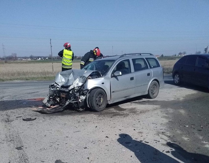 Czołowe zderzenie ciężarówki z autem osobowym pod Strzelinem 