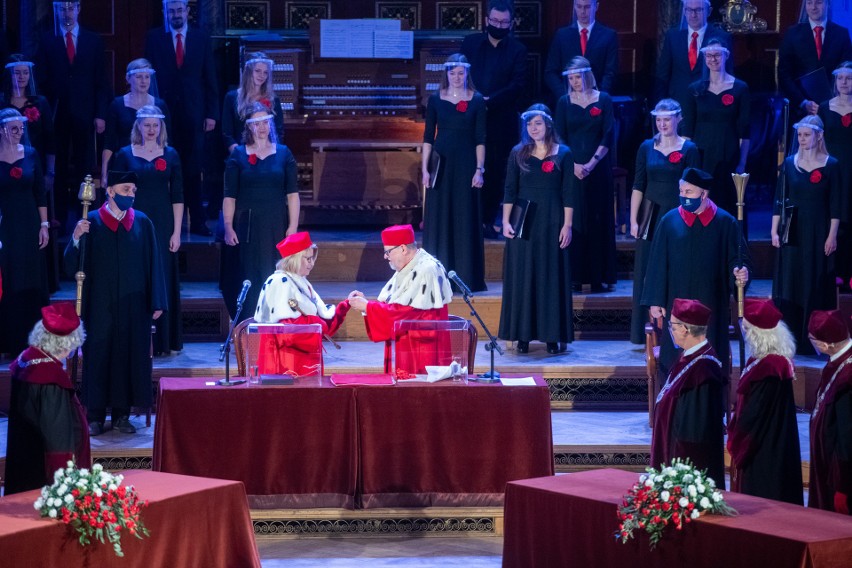 Zgodnie z tradycją, podczas uroczystości ustępujący rektor,...