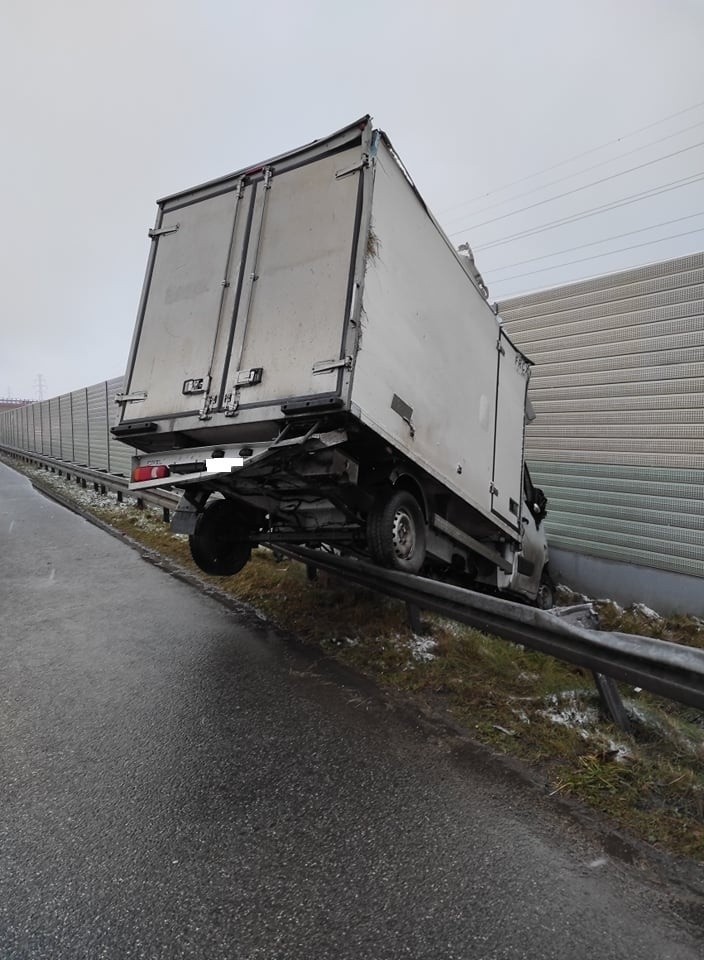 Dostawczy bus wypadł z jezdni, po czym uderzył w bariery...