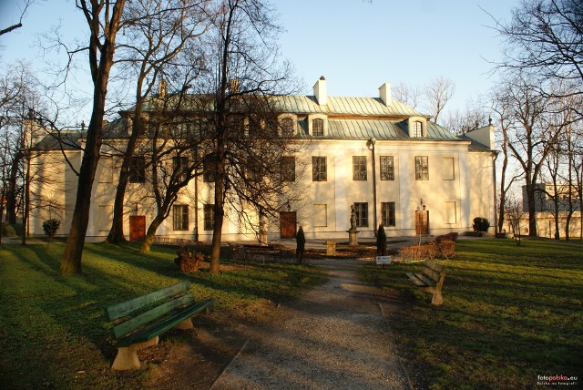 Za parkiem znajdował się dawniej ogród warzywny, jednak został zlikwidowany w związku z budową osiedla "Zamkowe". Pałac otaczają również oficyny dworskie oraz budynki gospodarcze.