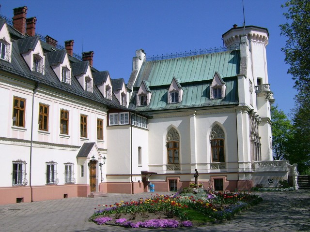 Pałac w KrzyżanowicachOsada, która po raz pierwszy pojawiła się w dokumentach w 1285 roku, skrywa bogatą historię. W 1670 roku wzniesiono tutaj „imponujący pański dom”, który później przekształcił się w pałac. W trakcie ewolucji budowli, prawdopodobnie na miejscu wcześniejszego dworu, w 1860 roku, gdy nieruchomość była w posiadaniu rodziny Lichnowskich, dodano nowe elementy. W południowo-wschodnim narożu wzniesiono okrągłą wieżę oraz salę rycerską, która obecnie pełni funkcję kaplicy. Pozostałe trzy naroża ozdobiono ośmiobocznymi basztami. Projekt modernizacji, opatrzony cezurą neogotycką, prawdopodobnie pochodził od znanego architekta niemieckiego, Carla Lüdecke. Budynek, wcześniej niezbyt okazały, zyskał nowe elementy, takie jak ryzality, schodkowe szczyty neogotyckie, ostre łuki, maswerkowania oraz charakterystyczne dla stylu angielskiego kominy.