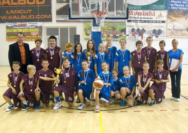 Drużyny chłopców i dziewcząt Szkoły Podstawowej nr 2 w Łańcucie pewnie awansowały do finału Orlik Basketmanii w grupie młodszej.