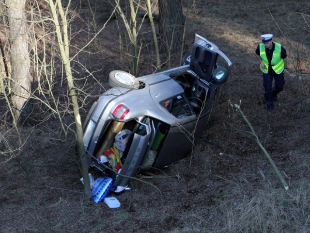 Auto spadło z kilkunastometrowej skarpy.