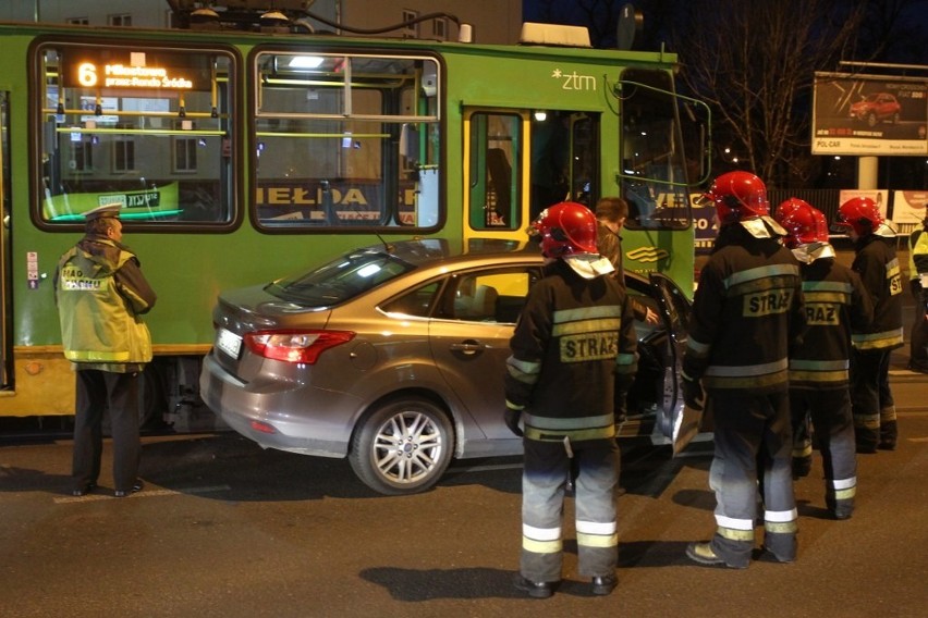 Grunwaldzka/Matejki: Samochód wjechał pod tramwaj