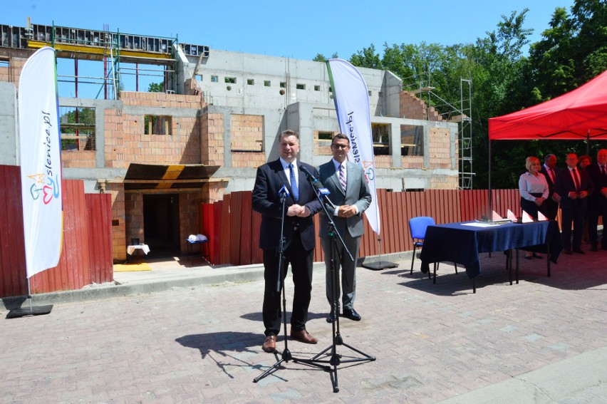 Jawornik, Stróża. Minister edukacji Przemysław Czarnek z wizytą na budowach dwóch przedszkoli 