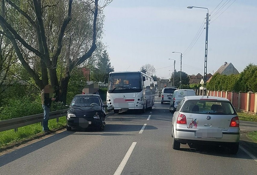 Karambol na trasie Strzelin - Wrocław. Zderzyły się dwa autobusty i dwie osobówki