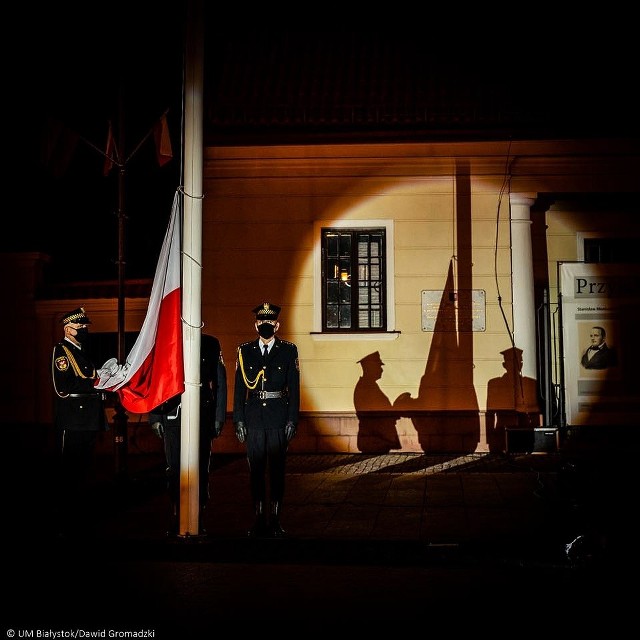 Dzień Flagi Rzeczypospolitej Polskiej w Białymstoku. Na Rynku Kościuszki o północy wciągali flagę na maszt