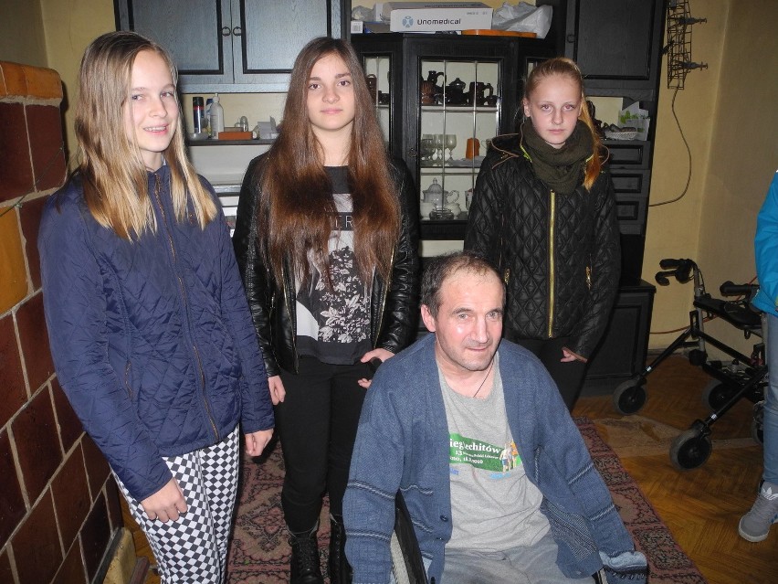 Chcą wyremontować mieszkanie niepełnosprawnego pana Mirosława. Rusza akcja pomocy (wideo, zdjęcia)