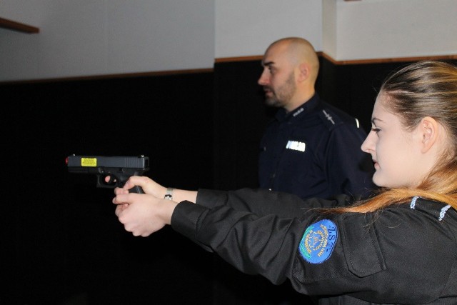 Uczniowie klas munduropwych ze Skwierzyny odwiedzili Komendę Powiatową Policji w Międzyrzeczu.