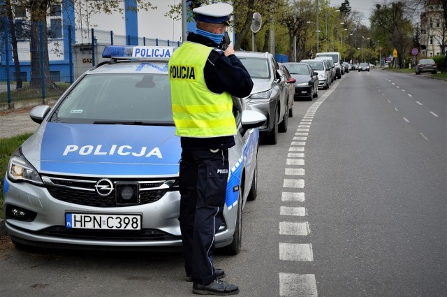 Policjanci sprawdzają, z jaką prędkością jeżdżą kierowcy