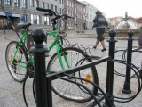 Wyrwikółka - tak kolarze nazywają stojaki na Rynku Kościuszki, które niszczą rowery.