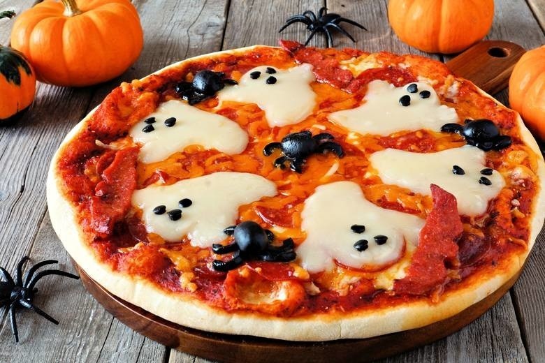Pizza z duszkami na Halloween.