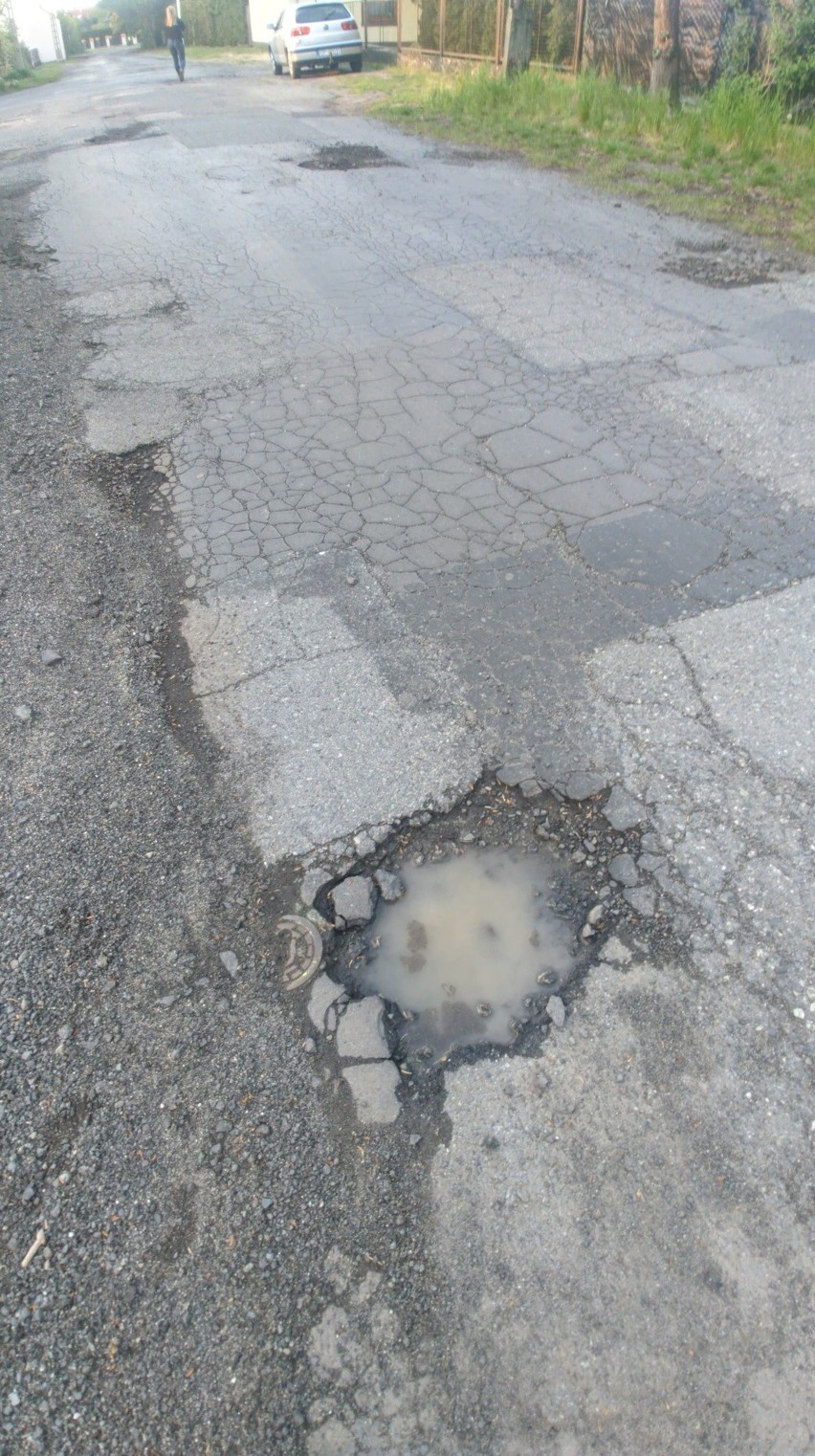 - Niech ktoś zrobi porządek z tą drogą! - proszą mieszkańcy...