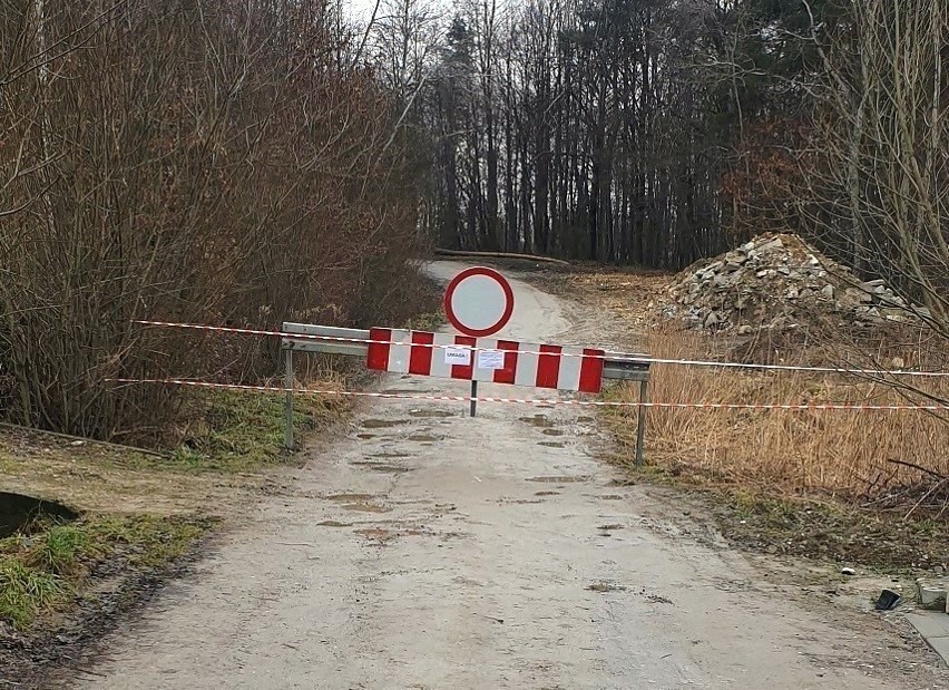Bariery blokujące przejazd drogą w Krzywaczce przed laskiem...