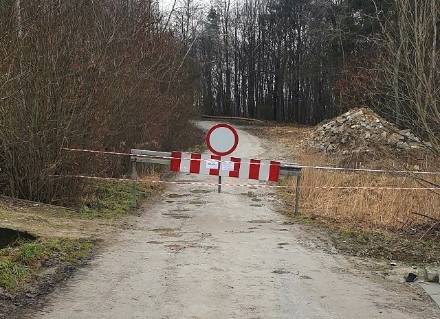 Bariery blokujące przejazd drogą w Krzywaczce przed laskiem od strony południowej