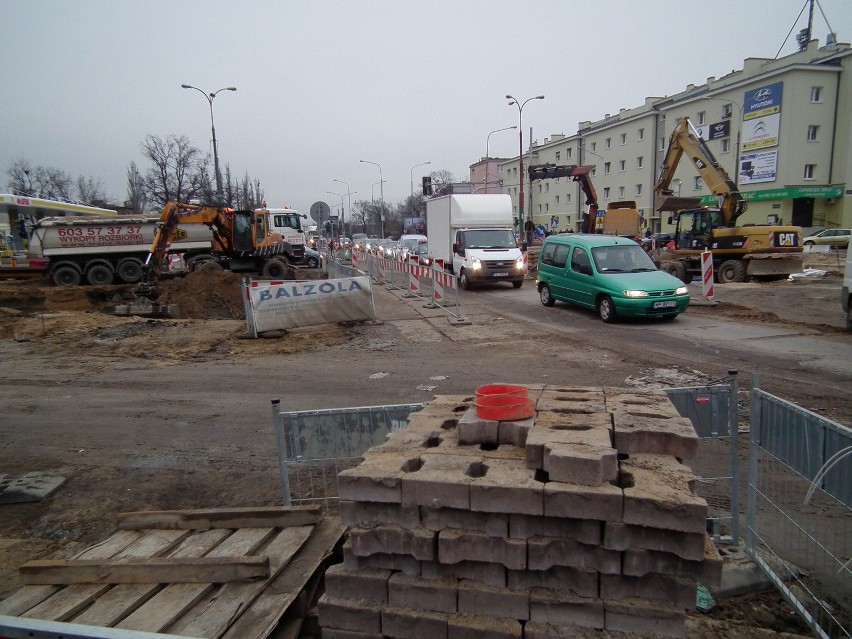 Dąbrowskiego: Ułożyli torowisko, a teraz część rozbierają