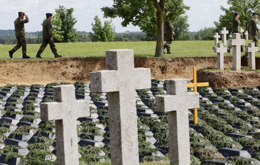 Uroczysty pochówek ofiar wojny, ekshumowanych na toruńskich...