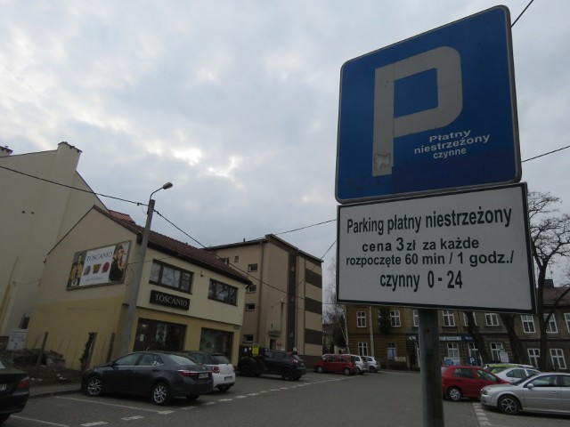 Wadowice. Parking przy ulicy Trybunalskiej. Zdaniem wadowickich urzędników opłaty za postój są tu pobierane od kierowców nielegalnie.