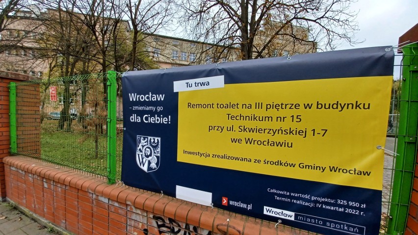 Banery informujące o remoncie toalet nie są za darmo. Czy w...