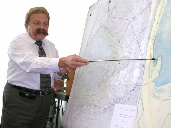 Bolesław Gawlik, dyrektor likwidowanej Kopalni Siarki w Machowie pokazuje teren, który kopalnia nieodpłatnie przekaże miastu.