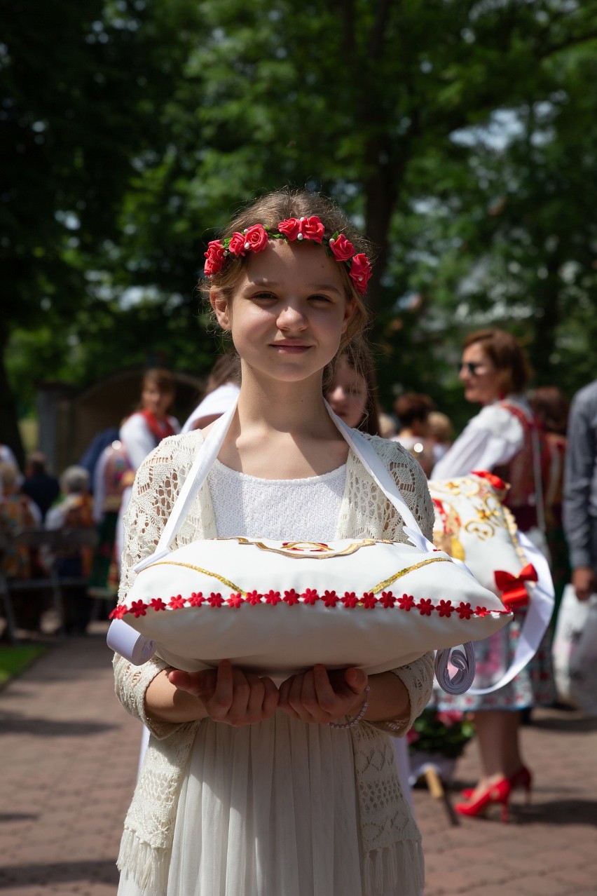 Zielonki. Procesja Bożego Ciała na tradycyjnej trasie. Starym zwyczajem mieszkańcy ubrali stroje krakowskie