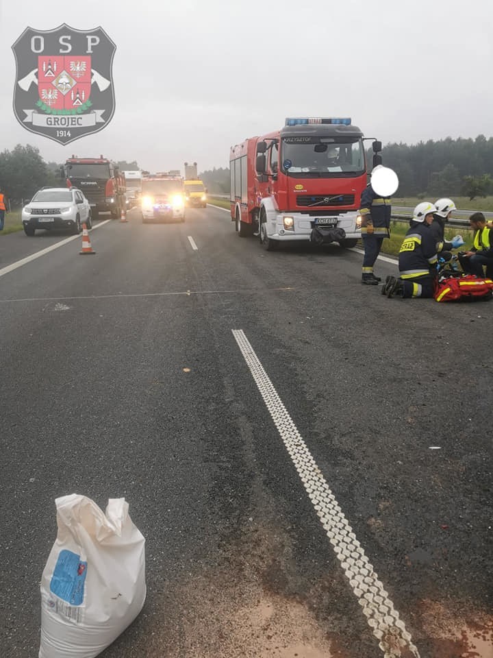 Zderzenie osobówki z ciężarówką na A4. Oba pojazdy zostały...