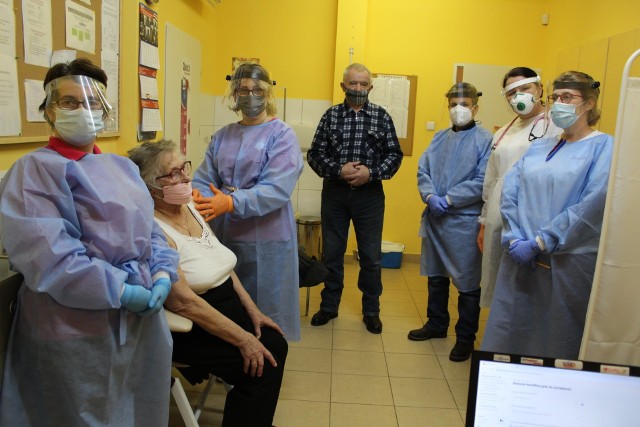 W ośrodku zdrowia w Starej Błotnicy szczepienia seniorów zaczęły się w środę 27 stycznia. Pierwszego dnia zaszczepiono 12 osób z gminy.