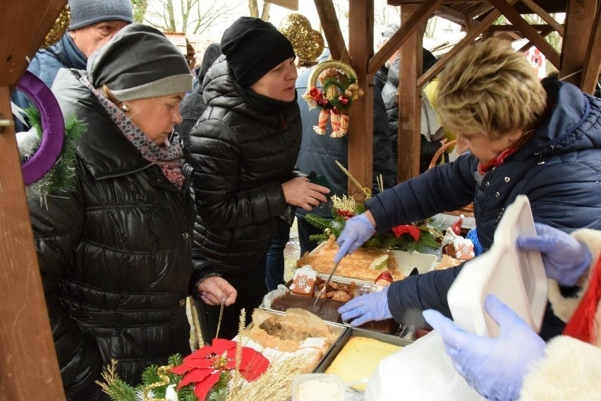 Kiermasz Świąteczny w Dworku Laszczyków w Kielcach. Pyszne jedzenie, rękodzieło i wspólne kolędowanie