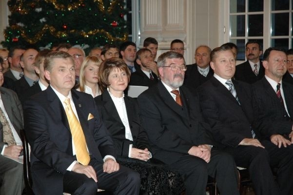 Początek uroczystości. Od lewej: Tadeusz Truskolaski, jego zona, byly prezydent Bialegostoku Ryszard Tur i wojewoda podlaski Jan Dobrzynski.
