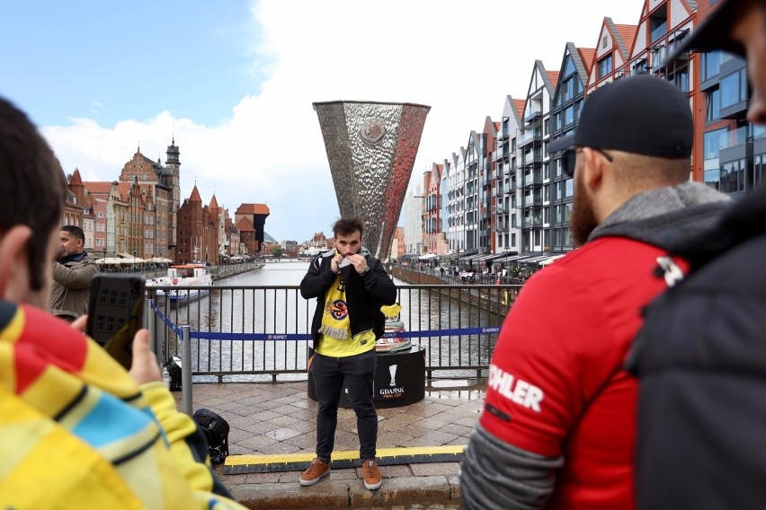 Fani z Hiszpanii i Anglii opanowali centrum Gdańska. Bawią się przed finałem Ligi Europy Villarreal - Manchester United [dużo zdjęć]