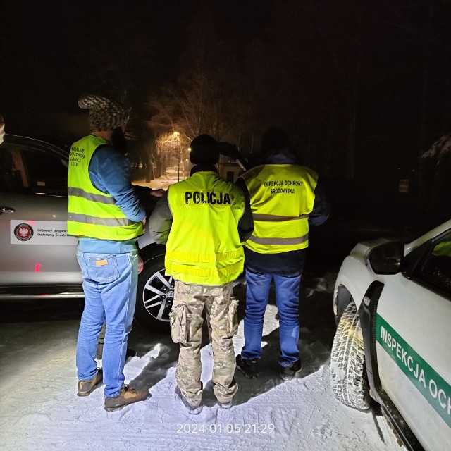 Smród i brunatny kolor wody nie pozostawia wątpliwości, że ktoś nocą spuścił ścieki do rzeki Okalicy. Hodowcy ryb są załamani. Interweniuje Wojewódzki Inspektorat Ochrony Środowiska i policja. Do prokuratury wpłynęły cztery zawiadomienia o możliwości popełnienia przestępstwa.