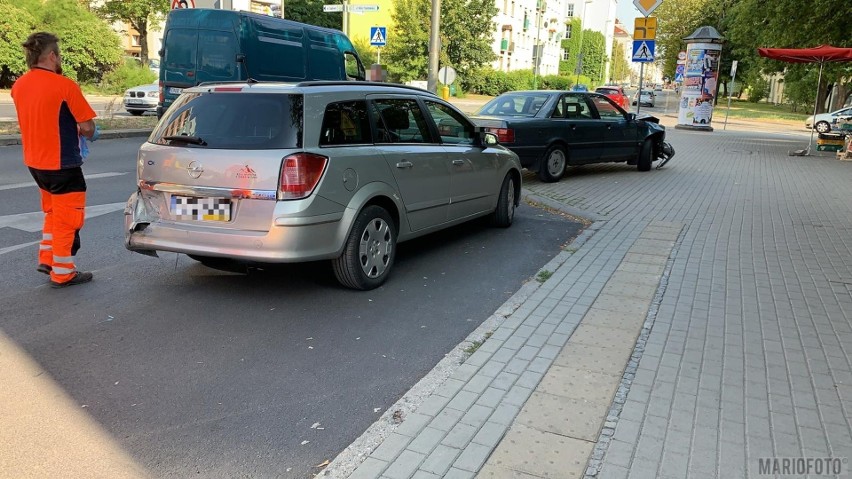 Do zderzenia audi oraz opla doszło w poniedziałek o godz....