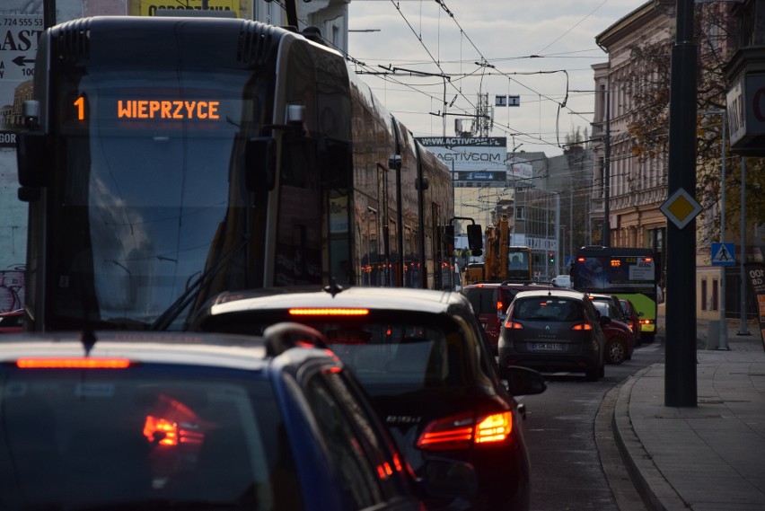 Do przejechania ulicy Sikorskiego trzeba mieć cierpliwość. W...