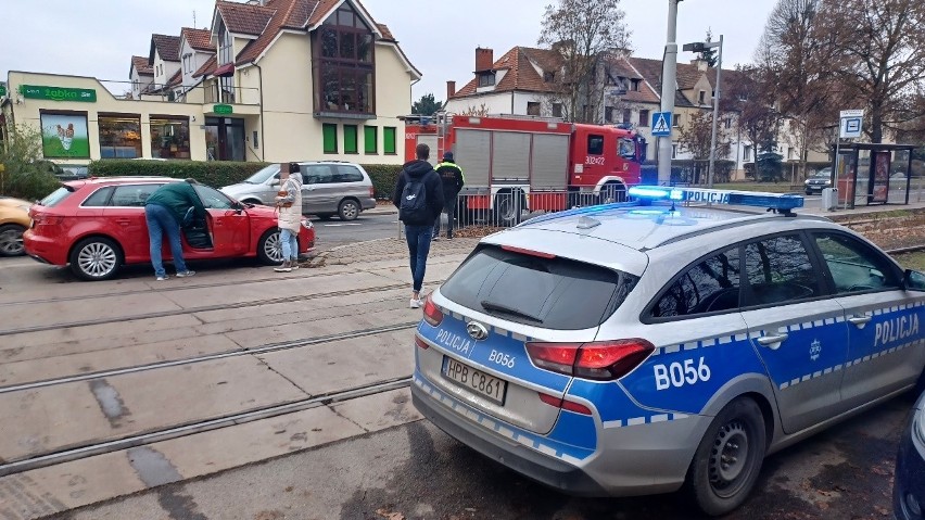 Wrocław. Wypadek na Sępolnie. Jedno auto zatrzymało się by przepuścić pieszych, po czym w jego tył uderzył kolejny samochód