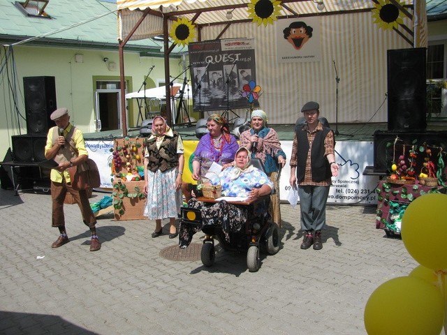 Fragment zaprezentowanej scenki. Od lewej: Wincenty Kubiak, Sabina Dąbrowska, Marianna Walczak, Monika Pawłowska, Waldemar Cieśliński i Maria Narożnowska (na wózku)