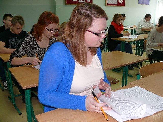 Maturzyści z powiatu staszowskiego pisali próbny egzamin z języka polskiego. Tu z zadaniami mierzą się uczniowie klasy IV "d&#8221; ze staszowskiego "Ekonomika&#8221;