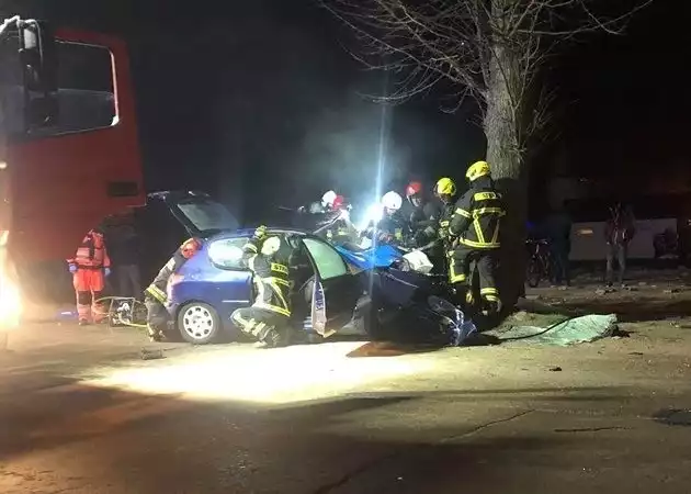 Do groźnego wypadku doszło w niedzielny wieczór na ulicy Bolesława Chrobrego w Mielnie.Kierujący samochodem osobowym stracił panowanie nad pojazdem i uderzył w drzewo. Kierowca został zakleszczony w pojeździe i przy użyciu specjalistycznego sprzętu został wyciągnięty przez strażaków. Trafił do szpitala.